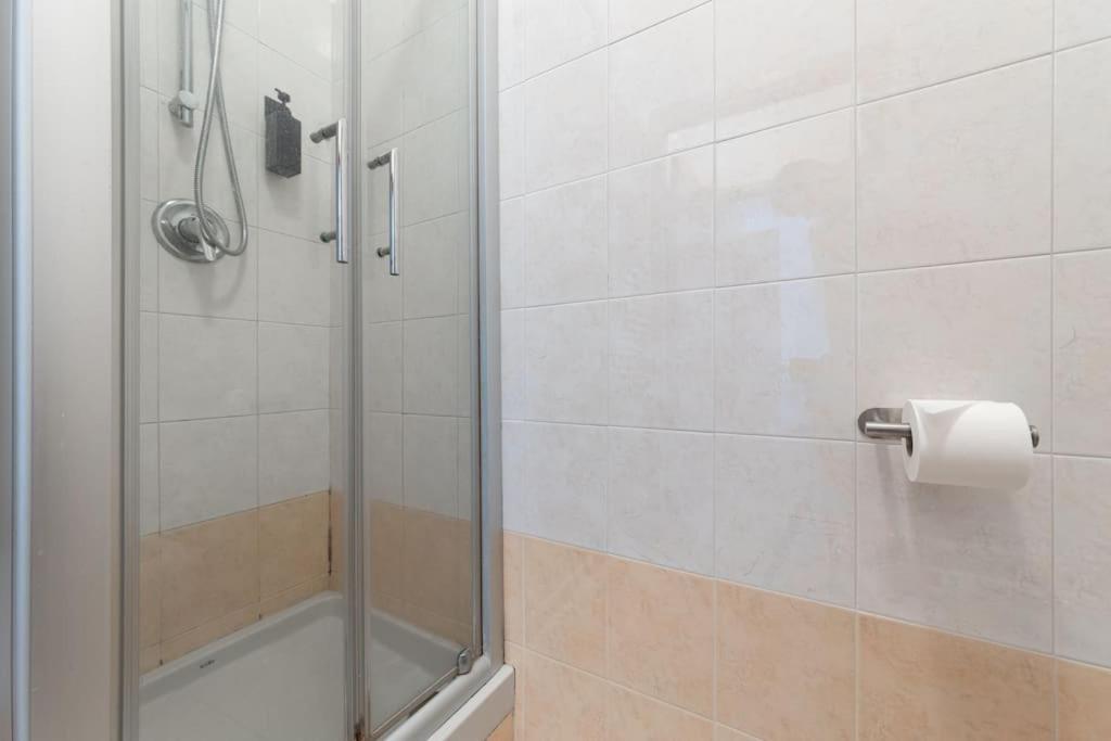 Appartamento Caterina A 5 Minuti Da Milano Fiere E San Siro Con Wifi-Netflix-Free Parking Ngoại thất bức ảnh