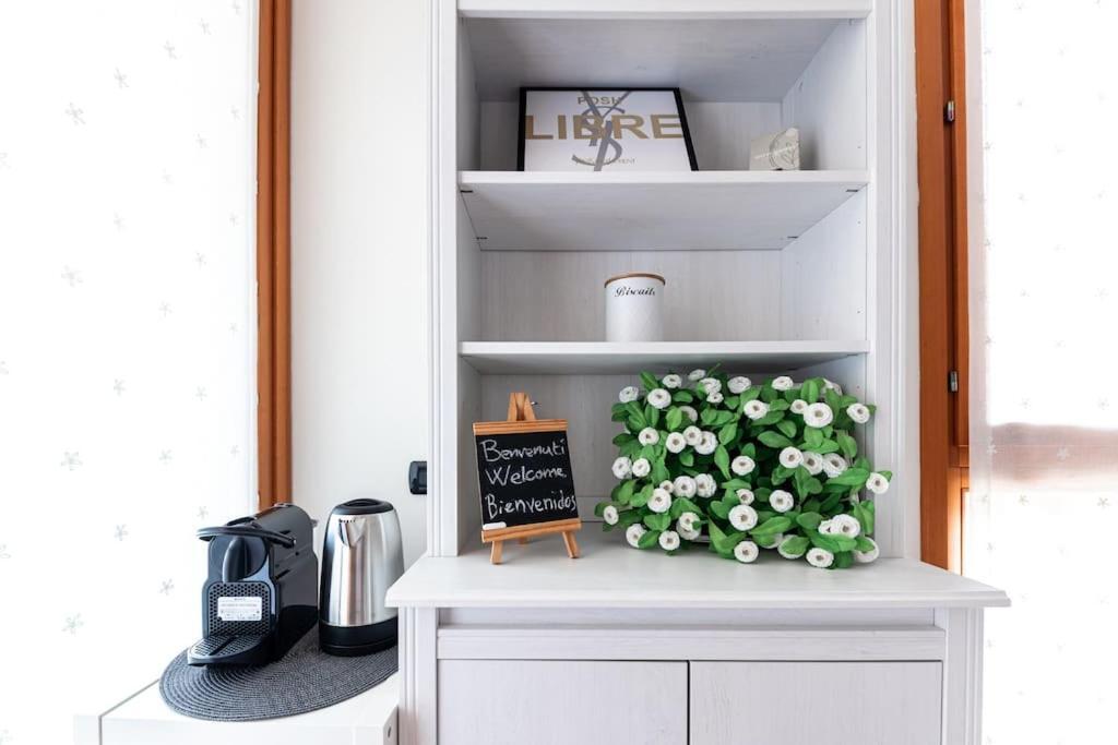 Appartamento Caterina A 5 Minuti Da Milano Fiere E San Siro Con Wifi-Netflix-Free Parking Ngoại thất bức ảnh