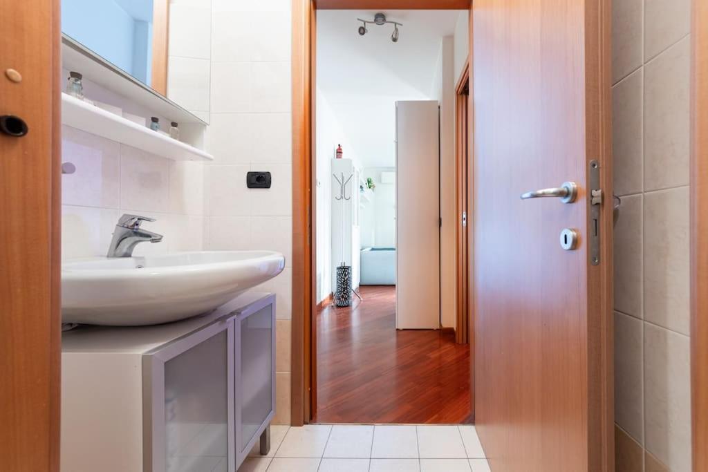 Appartamento Caterina A 5 Minuti Da Milano Fiere E San Siro Con Wifi-Netflix-Free Parking Ngoại thất bức ảnh